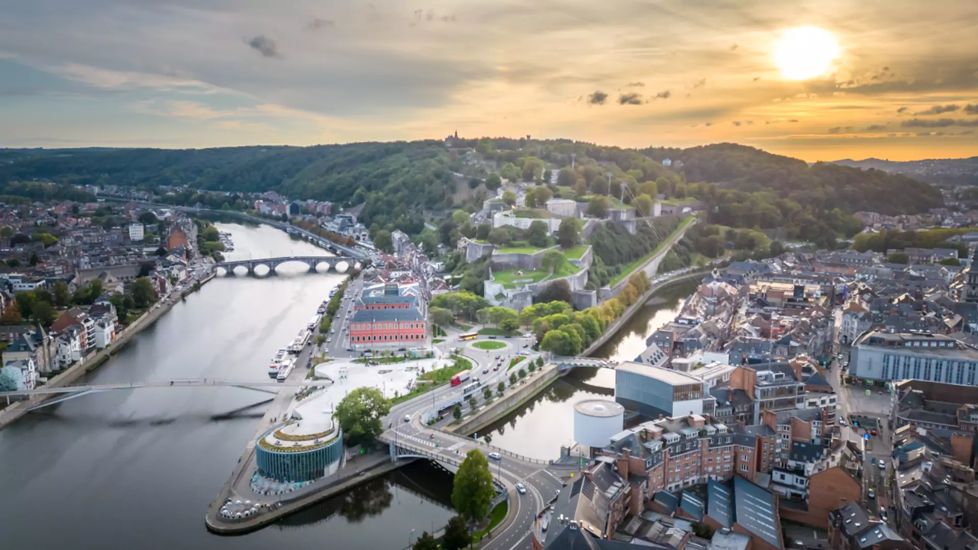 Namur vue aérienne de la citadelle avec couché de soleil